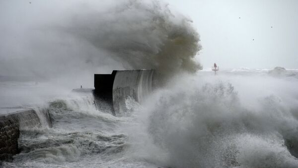 Huges waves break on a harbour wall at the port of Lesconil, western France. (File) - Sputnik International