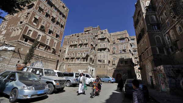 Yemenis walk in the old city of the capital Sanaa - Sputnik International