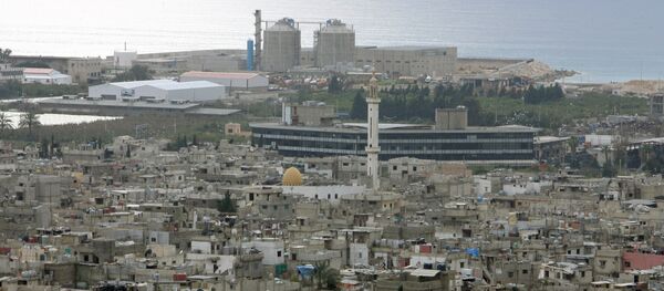 Palestinian children pose with placards in front of burning tires during a protest in the Ein el-Helweh Palestinian refugee camp (File) - Sputnik International