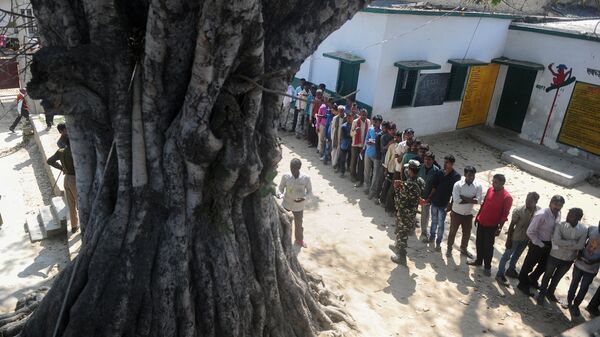 Indian voters wait in a queue for their turn to vote at a polling station in the Naini area on the outskirts of Allahabad during the fourth phase of Uttar Pradesh state assembly elections on February 23, 2017 - Sputnik International