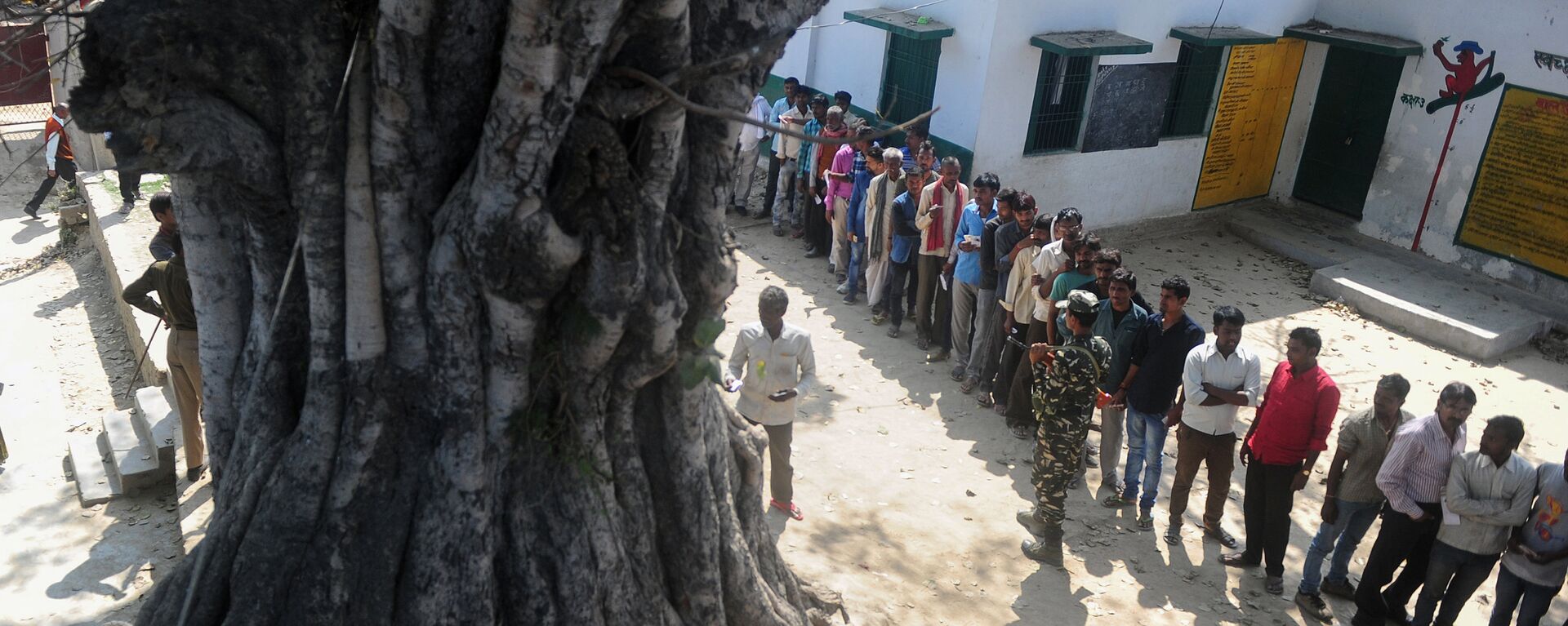 Indian voters wait in a queue for their turn to vote at a polling station in the Naini area on the outskirts of Allahabad during the fourth phase of Uttar Pradesh state assembly elections on February 23, 2017 - Sputnik International, 1920, 23.07.2021