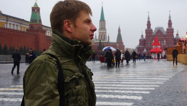 Alexei Goncharenko, deputy of Ukrainian parliament, walks in the Red Square in Moscow on March 1, 2015 prior the march to honour opposition leader Boris Nemtsov - Sputnik International