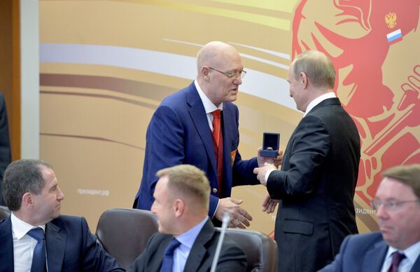 April 22, 2016. Russian President Vladimir Putin (right, background) and Vladimir Petrov (left, background), president of the Golden Puck national ice hockey club for children, two time Olympic champion, who gave the president a champion's ring for CSKA's victory at the Russian ice hockey championship, during a meeting of the Presidential Council on Physical Fitness and Sports in Kazan - Sputnik International