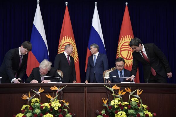 Russian President Vladimir Putin meeting with Kyrgyz President Almazbek Atambayev on the final stop of his three country tour of Central Asia, February 28, 2017. Russian President Vladimir Putin meeting with Kyrgyz President Almazbek Atambayev on the final stop of his three country tour of Central Asia, February 28, 2017. - Sputnik International