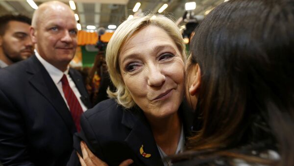 Marine Le Pen (C), French National Front (FN) political party leader and candidate for French 2017 presidential election, kisses visitors as she visits the International Agricultural Show in Paris, France, February 28, 2017. - Sputnik International