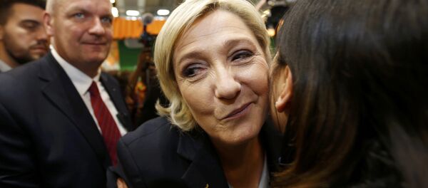 Marine Le Pen (C), French National Front (FN) political party leader and candidate for French 2017 presidential election, kisses visitors as she visits the International Agricultural Show in Paris, France, February 28, 2017. Marine Le Pen (C), French National Front (FN) political party leader and candidate for French 2017 presidential election, kisses visitors as she visits the International Agricultural Show in Paris, France, February 28, 2017. - Sputnik International