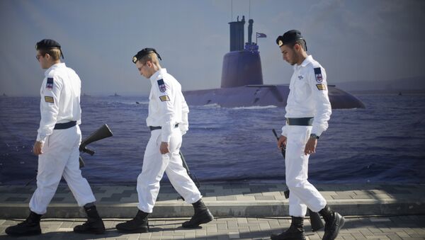 Israeli naval soldiers honor guard walks past a poster of a submarine as they wait for the arrival of a new navy submarine Rahav in the military port in Haifa, Israel, Tuesday, Jan. 12, 2016. - Sputnik International