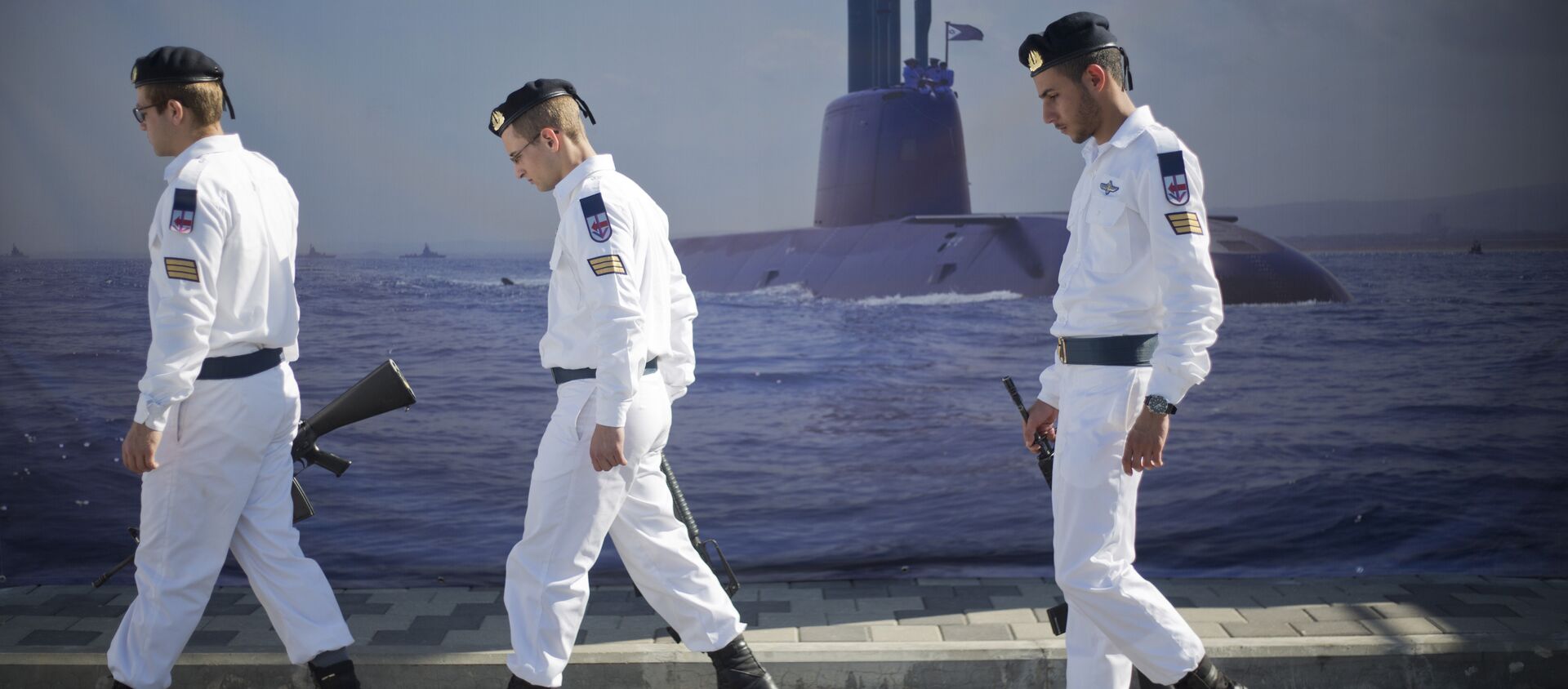 Israeli naval soldiers honor guard walks past a poster of a submarine as they wait for the arrival of a new navy submarine Rahav in the military port in Haifa, Israel, Tuesday, Jan. 12, 2016. - Sputnik International, 1920, 01.08.2021
