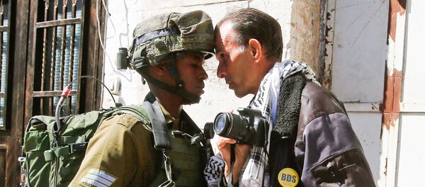 A foreign activist argues with an Israeli soldier during a protest in the West Bank city of Hebron February 24, 2017 A foreign activist argues with an Israeli soldier during a protest in the West Bank city of Hebron February 24, 2017 - Sputnik International
