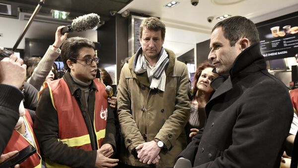 French presidential election candidate for the left-wing French Socialist (PS) party Benoit Hamon (R) talks with an unionist of the General Confederation of Labour (CGT) next to former presidential candidate for the Green Party Europe-Ecologie-Les Verts (EELV) Yannick Jadot (C) during a visit at a fast-food on February 27, 2017 in Paris - Sputnik International