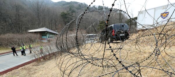 A barbed-wire fence is set up around a golf course owned by Lotte, where the U.S. Terminal High Altitude Area Defense (THAAD) system will be deployed, in Seongju, South Korea, March 1, 2017 - Sputnik International
