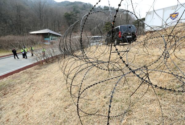 A barbed-wire fence is set up around a golf course owned by Lotte, where the U.S. Terminal High Altitude Area Defense (THAAD) system will be deployed, in Seongju, South Korea, March 1, 2017 - Sputnik International