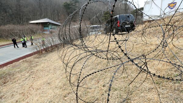 A barbed-wire fence is set up around a golf course owned by Lotte, where the U.S. Terminal High Altitude Area Defense (THAAD) system will be deployed, in Seongju, South Korea, March 1, 2017 - Sputnik International