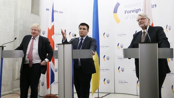 Ukraine's Foreign Minister Pavlo Klimkin (C), Britain's Foreign Secretary Boris Johnson (L) and Poland's Foreign Minister Witold Waszczykowski attend a news briefing in Kiev, Ukraine, March 1, 2017. - Sputnik International