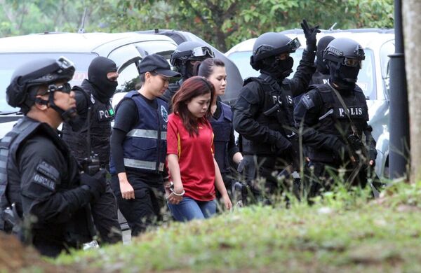 Indonesian suspect Siti Aisyah, center, in the ongoing assassination investigation, is escorted by police officers as she arrives at Sepang court in Sepang, Malaysia on Wednesday, March 1, 2017 - Sputnik International