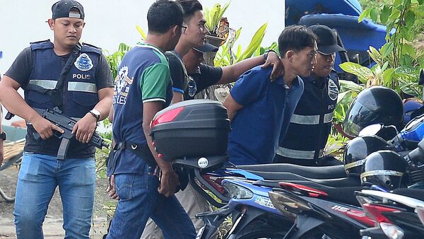 A North Korean man (2nd R) identified by the Malaysian police as Ri Jong Chol and suspected by the authorities to be in connection with the murder of Kim Jong Nam, is taken to a police station in Sepang, Malaysia, February 18, 2017 - Sputnik International