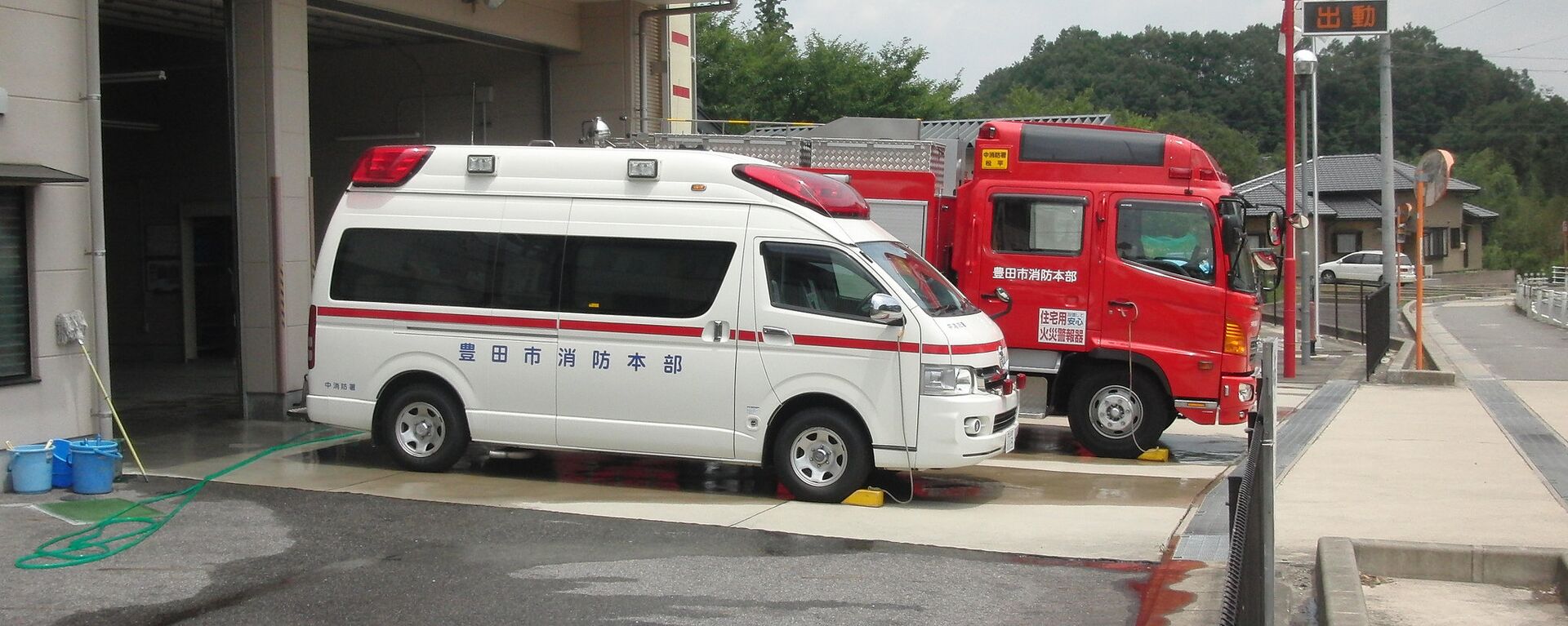 Ambulance and fire truck. Japan - Sputnik International, 1920, 09.08.2021