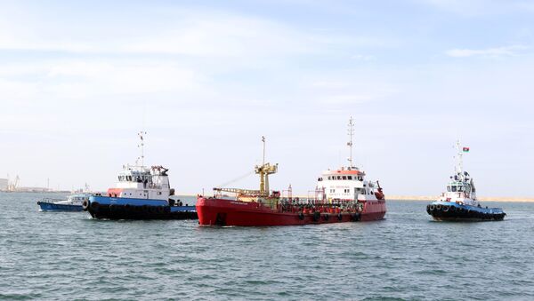 An oil tanker arrives, escorted by Libyan coastguard, at Tripoli’s maritime base (File) - Sputnik International