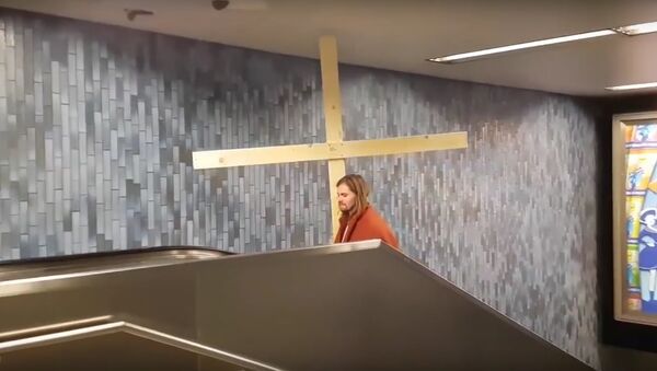 'Jesus' gets his cross stuck in underground station roof as he travels up the escalator in hilarious - Sputnik International
