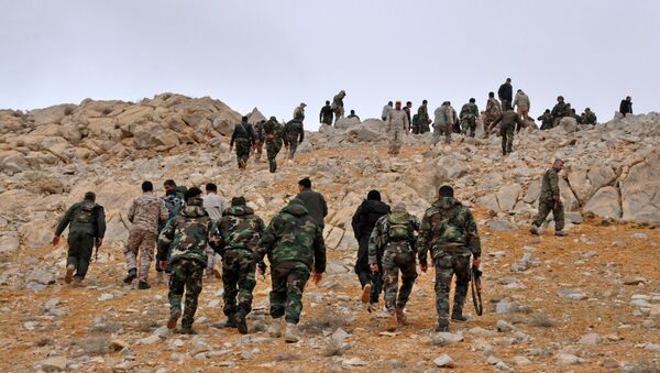 Syrian regime fighters take position as they advance to retake the ancient city of Palmyra, from Islamic State (IS) group fighters on March 2, 2017 - Sputnik International