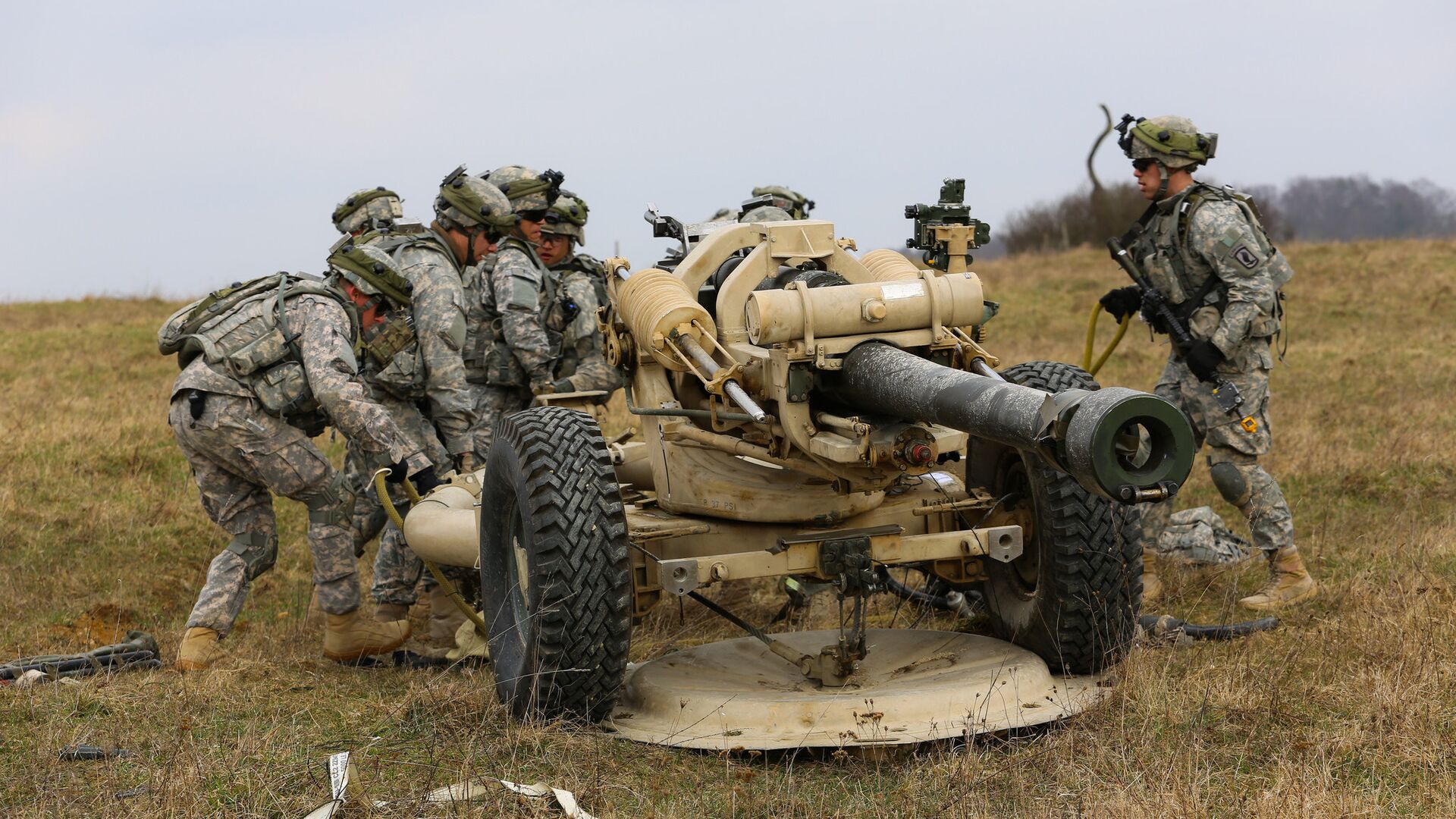 U.S. Soldiers assigned to Bravo Battery, 4th Battalion (Airborne), 319th Airborne Field Artillery Regiment, 173rd Airborne Brigade Combat team set up an M119 A2 Howitzer during a mission rehearsal exercise (MRE) at the Joint Multinational Readiness Center in Hohenfels, Germany, March 17, 2014 - Sputnik International, 1920, 30.05.2022