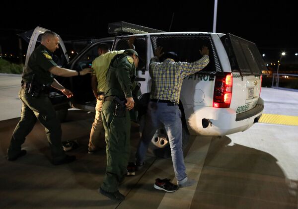 Holes in US-Mexico Border Create 'Big Problems with Human, Drug Smuggling' Holes in US-Mexico Border Create 'Big Problems with Human, Drug Smuggling' - Sputnik International