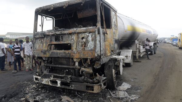 People look at a burnt fuel tanker. Nigeria (File) - Sputnik International