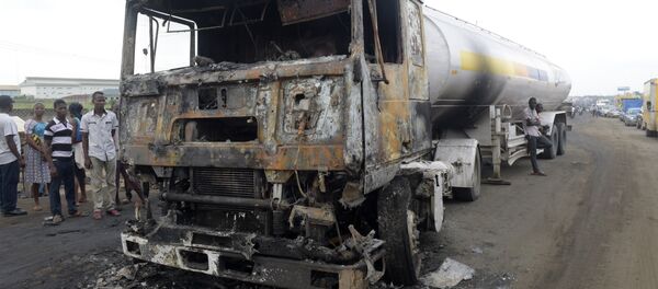 People look at a burnt fuel tanker. Nigeria (File) People look at a burnt fuel tanker. Nigeria (File) - Sputnik International