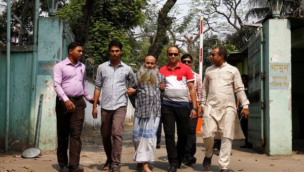 Security personnel bring Shaikh Mohammad Abul Kashem, a spiritual leader of “Neo JMB”, in front of media after his March 2 arrest by Counter Terrorism and Transnational Crime Unit of Dhaka Metropolitan Police in Dhaka, Bangladesh, March 3, 2017 - Sputnik International