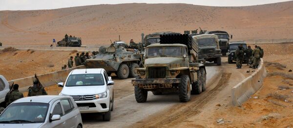 Syrian regime fighters take position as they advance to retake the ancient city of Palmyra, from Islamic State (IS) group fighters on March 2, 2017 - Sputnik International