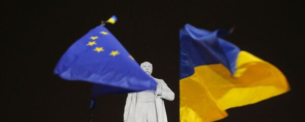 In this Thursday, Dec. 5, 2013 photo opposition protesters holds hold the EU and Ukrainian, right, flags around a monument to Ukrainian poet Taras Shevchenko in downtown Donetsk, eastern Ukraine. In this Thursday, Dec. 5, 2013 photo opposition protesters holds hold the EU and Ukrainian, right, flags around a monument to Ukrainian poet Taras Shevchenko in downtown Donetsk, eastern Ukraine. - Sputnik International