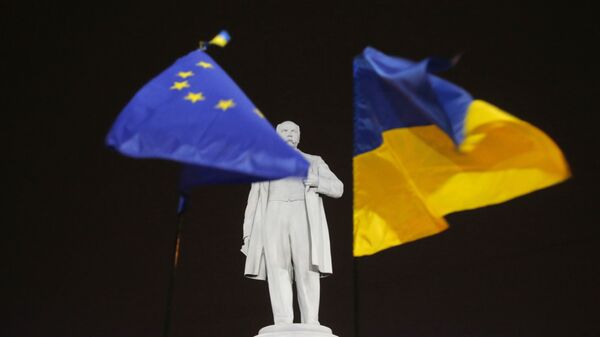 In this Thursday, Dec. 5, 2013 photo opposition protesters holds hold the EU and Ukrainian, right, flags around a monument to Ukrainian poet Taras Shevchenko in downtown Donetsk, eastern Ukraine. - Sputnik International