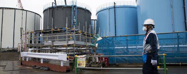 A Tokyo Electric Power Co.'s (TEPCO) employee walks past storage tanks for contaminated water at the company's Fukushima Dai-ichi nuclear power plant in Okuma, Fukushima, Japan, on February 23, 2017 A Tokyo Electric Power Co.'s (TEPCO) employee walks past storage tanks for contaminated water at the company's Fukushima Dai-ichi nuclear power plant in Okuma, Fukushima, Japan, on February 23, 2017 - Sputnik International
