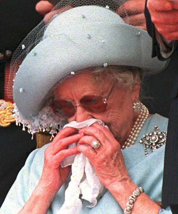 Britain's Queen Elizabeth, the Queen Mother, wipes her face during opening ceremonies for the VE Day celebrations at Hyde Park, 06 May in London. Britain's Queen Elizabeth, the Queen Mother, wipes her face during opening ceremonies for the VE Day celebrations at Hyde Park, 06 May in London. - Sputnik International