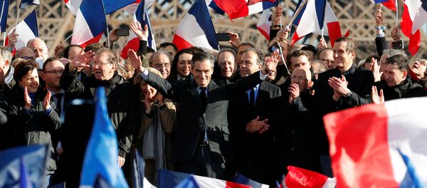 Francois Fillon (C), former French prime minister, member of The Republicans political party and 2017 presidential election candidate of the French centre-right attends a meeting at the Trocadero square across from the Eiffel Tower in Paris, France, March 5, 2017. - Sputnik International