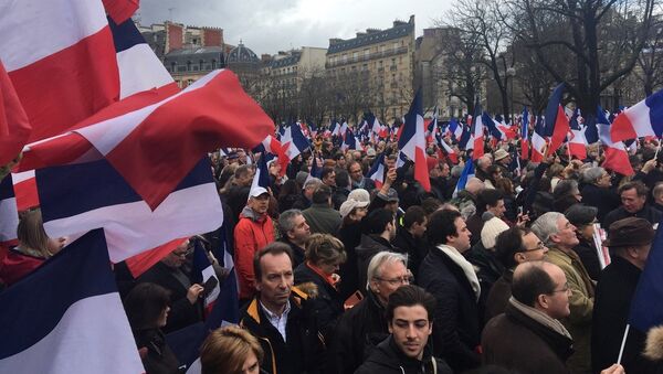 Thousands of supporters of French presidential hopeful Francois Fillon attending a rally to support the politician in Paris on March 5, 2017. - Sputnik International