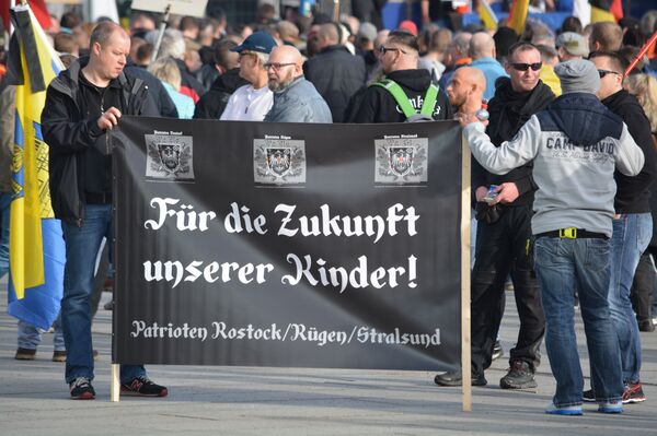 Right-wing protesters near Berlin central station - Sputnik International