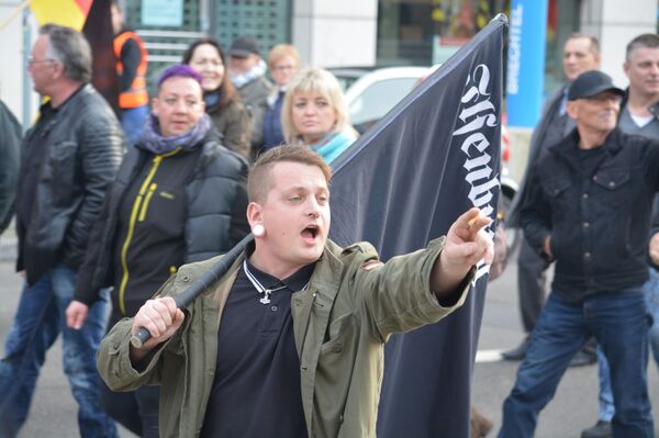 Merkel must go-demo in Berlin. An activist takes part in the protest. - Sputnik International