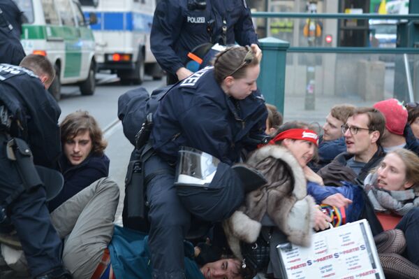 People disapproving of the populist campaign are blocking the way for demonstrators - Sputnik International