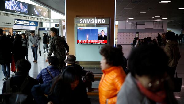 Passengers watch a television broadcasting a news report on North Korea firing ballistic missiles, at a railway station in Seoul, South Korea, March 6, 2017. - Sputnik International