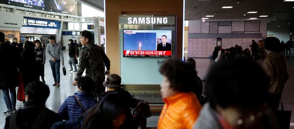 Passengers watch a television broadcasting a news report on North Korea firing ballistic missiles, at a railway station in Seoul, South Korea, March 6, 2017. Passengers watch a television broadcasting a news report on North Korea firing ballistic missiles, at a railway station in Seoul, South Korea, March 6, 2017. - Sputnik International