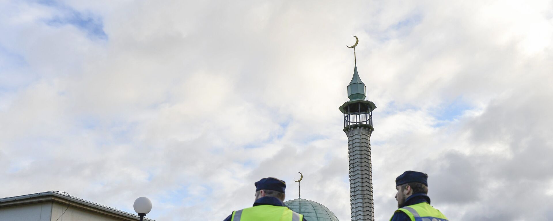 Two policemen stand outside a mosque in Uppsala, Sweden - Sputnik International, 1920, 02.07.2018