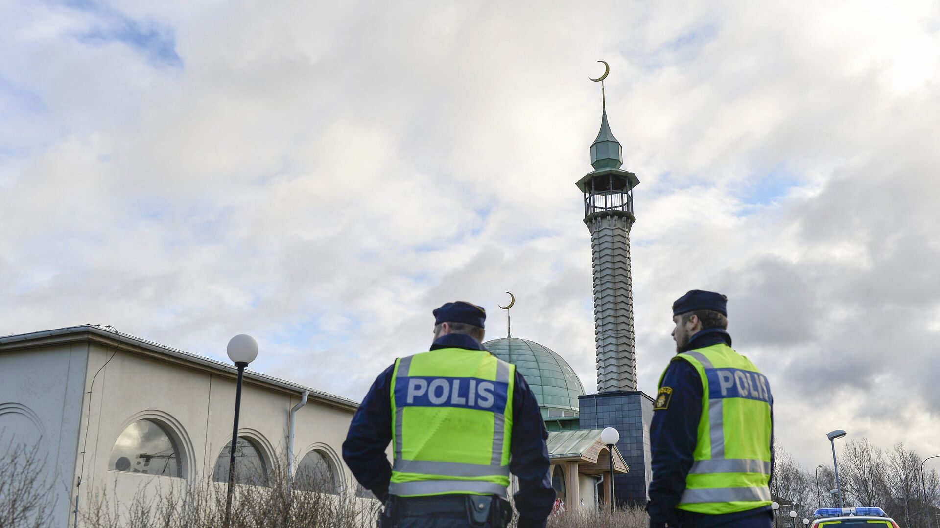 Two policemen stand outside a mosque in Uppsala, Sweden - Sputnik International, 1920, 04.02.2021
