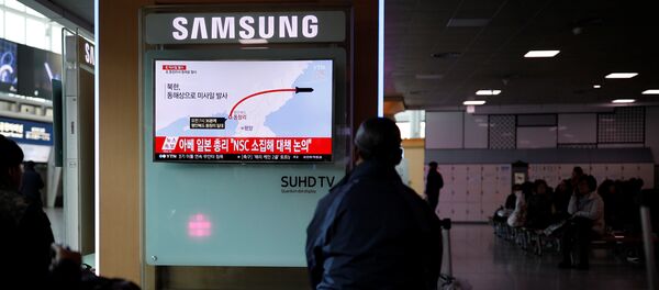 Passengers watch a television broadcasting a news report on North Korea firing ballistic missiles, at a railway station in Seoul, South Korea, March 6, 2017. - Sputnik International