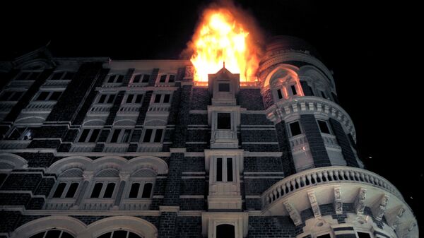 Fire engulfs the top floor of the Taj Mahal hotel, site of one of the shootouts with terrorists in Mumbai on late November 26, 2008. - Sputnik International