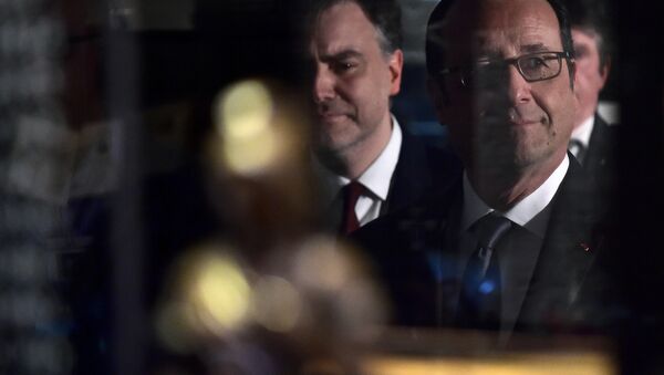 French President Francois Hollande (R) looks through the pane of a display case as he visits the Freemasonry museum (Musee de la Franc-maçonnerie) in Paris, France, February 27, 2017. - Sputnik International