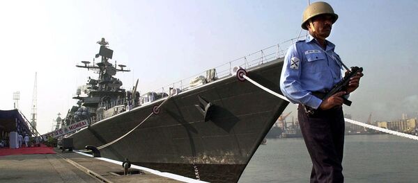 India naval guard keeps watch on the two guided missile warships 'Mumbai' and 'Kirch' constructed at the Mazagon Docks in Bombay (file) - Sputnik International