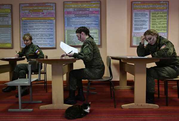 Russian Army Holds Beauty and Skill Contest for Female Soldiers - Sputnik International