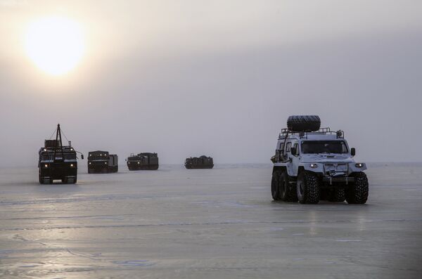 Two-unit tracked transport vehicles and a special vehicle on low pressure tires on the basis of the all-terrain vehicle TREKOL, right, seen as new weapons and military and special equipment are tested in the Arctic. Two-unit tracked transport vehicles and a special vehicle on low pressure tires on the basis of the all-terrain vehicle TREKOL, right, seen as new weapons and military and special equipment are tested in the Arctic. - Sputnik International