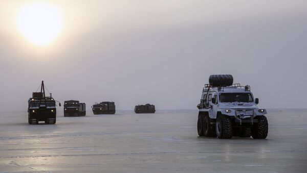 Two-unit tracked transport vehicles and a special vehicle on low pressure tires on the basis of the all-terrain vehicle TREKOL, right, seen as new weapons and military and special equipment are tested in the Arctic. - Sputnik International